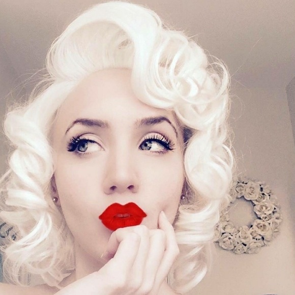 SHORT WHITE BLONDE CURLY SOPHISTICATED LACE FRONT WIG💫 *NEW*
